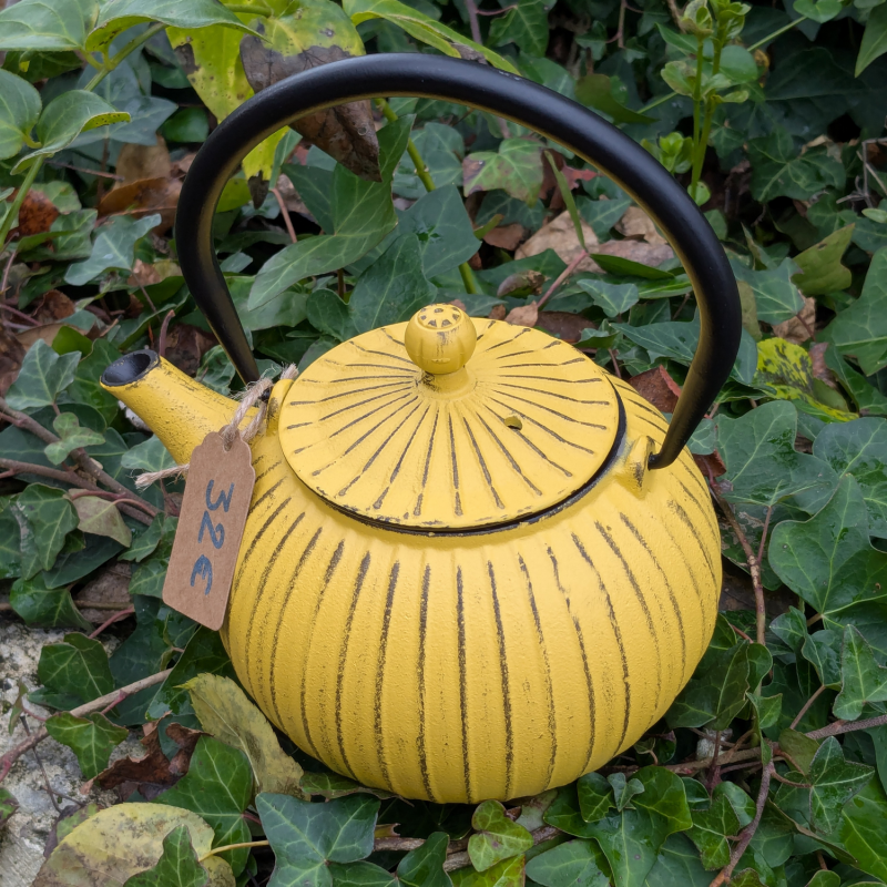 Théière jaune en fonte