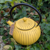Théière jaune en fonte